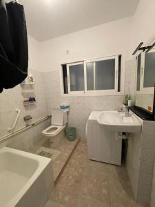 a bathroom with a sink and a toilet and a tub at La perle de Benicarló 1 in Benicarló