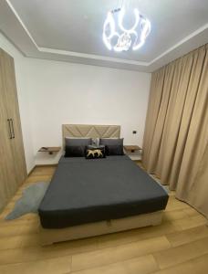 TamarisにあるBeachfront luxury apartmentの部屋の中に大きなベッドがある寝室 +29枚の写真