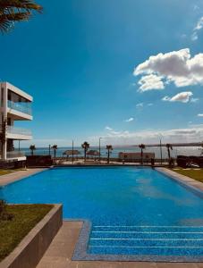 TamarisにあるBeachfront luxury apartmentの海を背景にしたプール