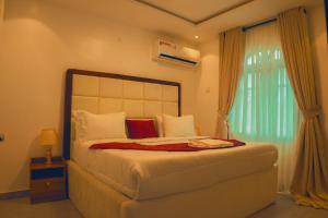 Ένα ή περισσότερα κρεβάτια σε δωμάτιο στο HomeWorth Hotel