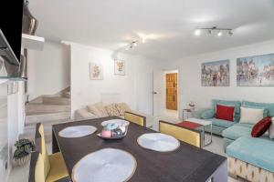 a living room with a table and a blue couch at Aparamento Afirama in Candelaria
