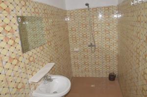 ein Badezimmer mit Waschbecken und Dusche in der Unterkunft Torobali IMMO Studio 7- Modern & Bright- Central Bamako - WIFI & Solar Power in Bamako + 20 Fotos