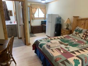 Postel nebo postele na pokoji v ubytování Benzonia Rustic Resort