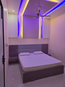 Postel nebo postele na pokoji v ubytování Jawai Rock Hotel