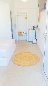 una habitación con una alfombra grande en el suelo en Thea, en Livadakia