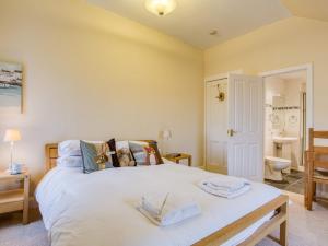 Postel nebo postele na pokoji v ubytování 4 Bed in Glendale CA363