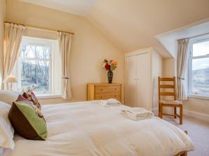 Postel nebo postele na pokoji v ubytování 4 Bed in Glendale CA363