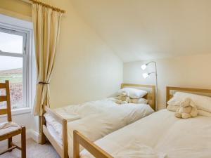 Postel nebo postele na pokoji v ubytování 4 Bed in Glendale CA363