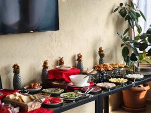 a table filled with food on top of a table at The Hill in Veliko Tŭrnovo