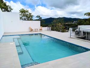 Πισίνα στο ή κοντά στο Colina Escondida: monoAmbiente