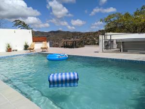 Πισίνα στο ή κοντά στο Colina Escondida: monoAmbiente