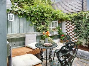 アップルドアにある2 Bed in Appledore 59434のパティオ(テーブル、椅子、フェンス付)