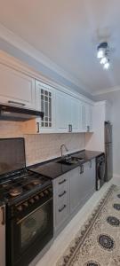 Kuchyň nebo kuchyňský kout v ubytování Asia Luxe Apartment