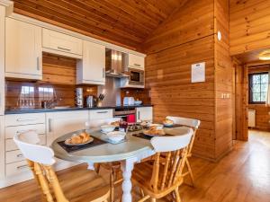 Η κουζίνα ή μικρή κουζίνα στο 2 Bed in Clovelly 00357 +7 φωτογραφίες
