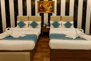Voodi või voodid majutusasutuse Ramayana Grand Hotel Ayodhya toas +1 foto