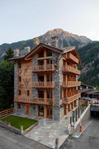 een gebouw met balkons erop met een berg bij Méijon Salluard RTA in Courmayeur