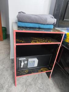 une étagère avec un four micro-ondes. dans l'établissement Happy Shayo 01 Boutique Hotel Kinondoni, à Dar es Salaam 13 autres photos