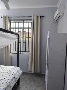 une chambre avec un lit superposé et une fenêtre dans l'établissement Happy Shayo 01 Boutique Hotel Kinondoni, à Dar es Salaam