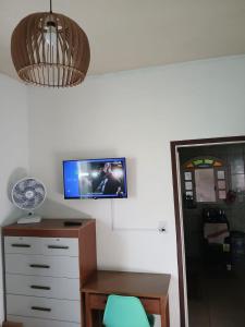 Cette chambre dispose d'un bureau et d'une télévision murale. dans l'établissement Brachil 1, à Búzios 30 autres photos