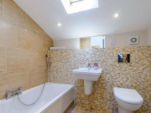 Koupelna v ubytování 3 Bed in Thirsk 40351 + 12 fotografií