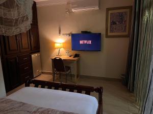 TV a/nebo společenská místnost v ubytování Lakepoint Villa