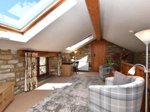 a living room with a vaulted ceiling with a skylight at 1 Bed in Richmond 44401 in Reeth