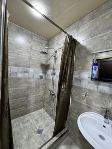 Koupelna v ubytování ბინა საბურთალოზე 2 საძინებელი #9