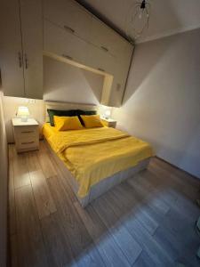 Postel nebo postele na pokoji v ubytování ბინა საბურთალოზე 2 საძინებელი #9