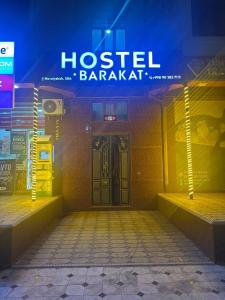 Un edificio con un cartel que dice hostal barkat en Hostel Barakat, en Samarkand