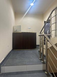 una oficina con escritorio y un podio en una habitación en Hostel Barakat, en Samarkand