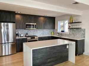 Η κουζίνα ή μικρή κουζίνα στο Waterfront Luxury in Town
