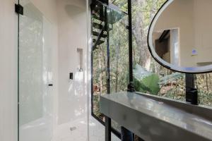un bagno con uno specchio e un lavandino di SOTA Human Space a Puerto Morelos Altre 94 foto
