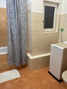 Ένα μπάνιο στο New May Apartment