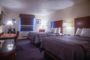 Giường trong phòng chung tại Cedar Inn Motel