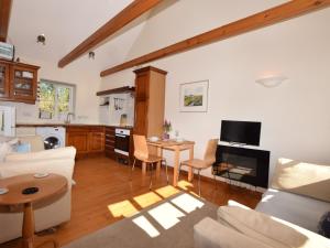 Μια τηλεόραση ή/και κέντρο ψυχαγωγίας στο 1 Bed in Gt Snoring KT047