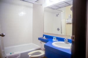 Phòng tắm tại Cedar Inn Motel +26 ảnh