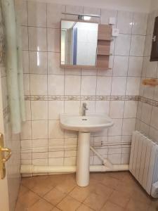 ein Badezimmer mit Waschbecken und Spiegel in der Unterkunft Entre Terre et Mer Le Haut Bois in Guisy + 12 Fotos