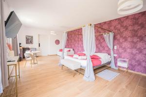 a bedroom with a bed with a canopy at Halanus Agriexperience in Alanno