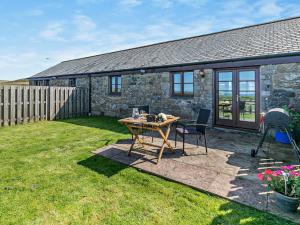 Un patio con una mesa y sillas en un patio. en 1 Bed in Sennen HENST, en Saint Buryan
