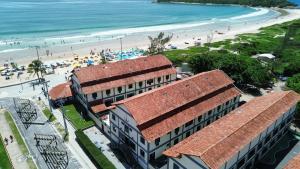 an aerial view of a beach with buildings and people at Flat 208-A Vista Mar com Piscina in Cabo Frio