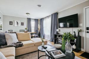 Μια τηλεόραση ή/και κέντρο ψυχαγωγίας στο Charming & Cozy Getaway - A Heroic Stay Awaits!