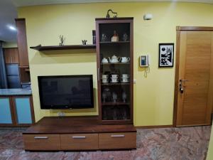 a entertainment center with a television in a living room at Suseia in Arcade