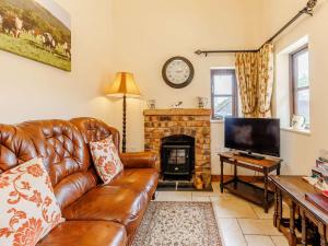 TV a/nebo společenská místnost v ubytování 1 Bed in Telford 89144