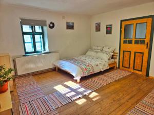 un dormitorio con una cama y una ventana en Rubia Soala 162, 