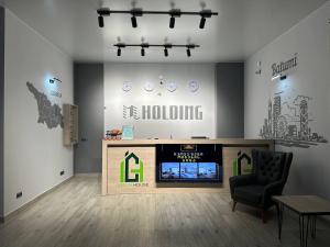 une pièce avec une télévision et une chaise dans un musée dans l'établissement Green House - Studio Apartment with Mountain and Sea view, à Batoumi 2 autres photos