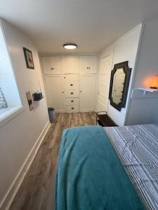 En eller flere senge i et værelse på 1 bedroom 1 bath Boho Basement