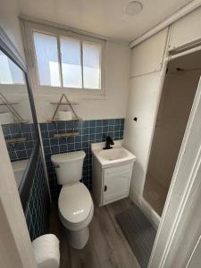 Et badeværelse på 1 bedroom 1 bath Boho Basement