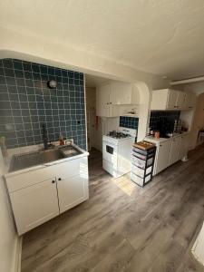 Køkken eller tekøkken på 1 bedroom 1 bath Boho Basement
