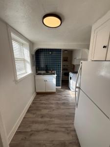 Køkken eller tekøkken på 1 bedroom 1 bath Boho Basement