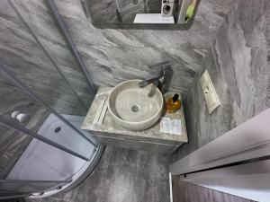 une vue aérienne d'une salle de bain avec un lavabo dans l'établissement Green House - Studio Apartment with Mountain and Sea view, à Batoumi